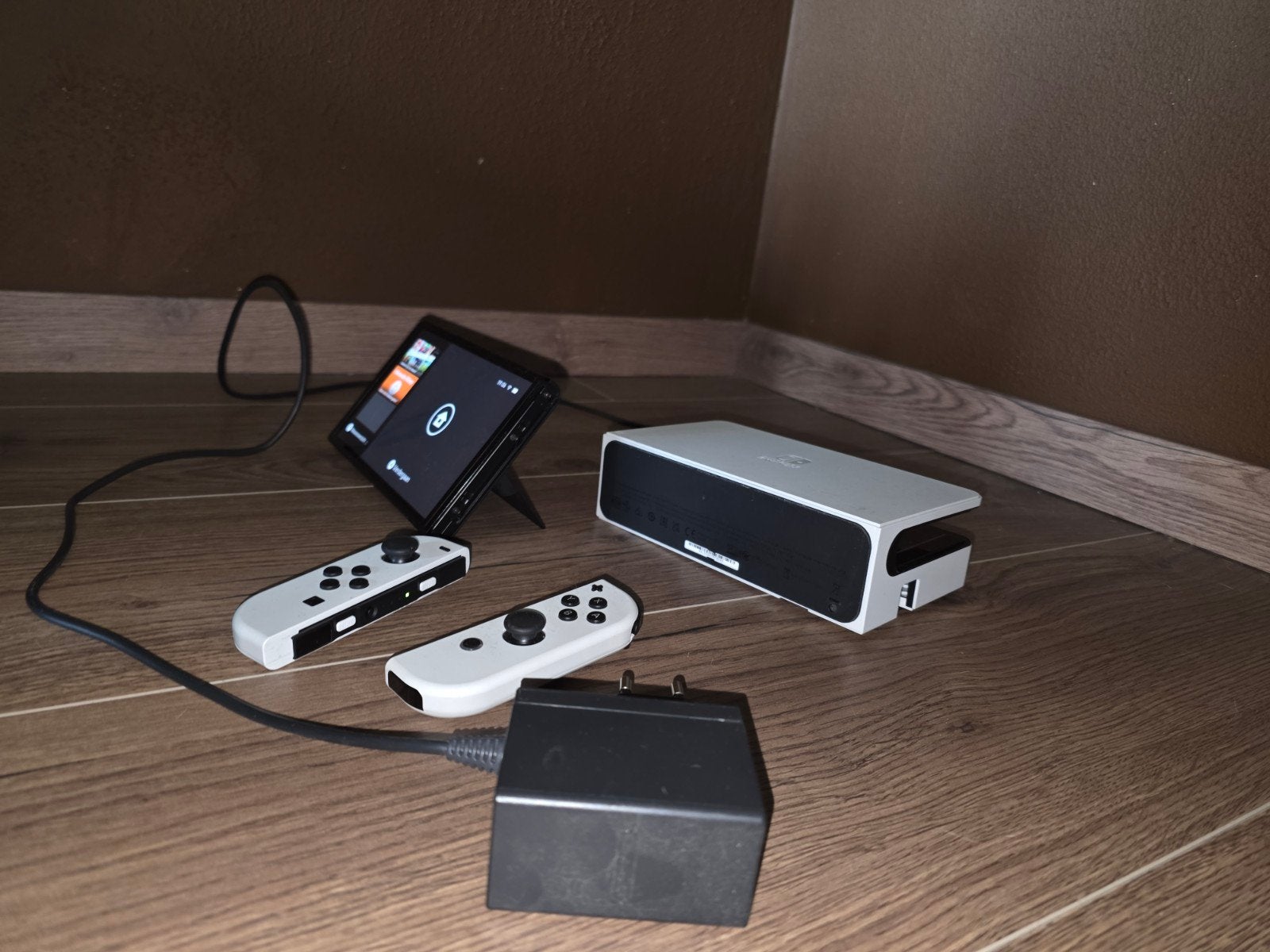 Foto 4 van Nintendo Switch OLED met 2 controllers en dock