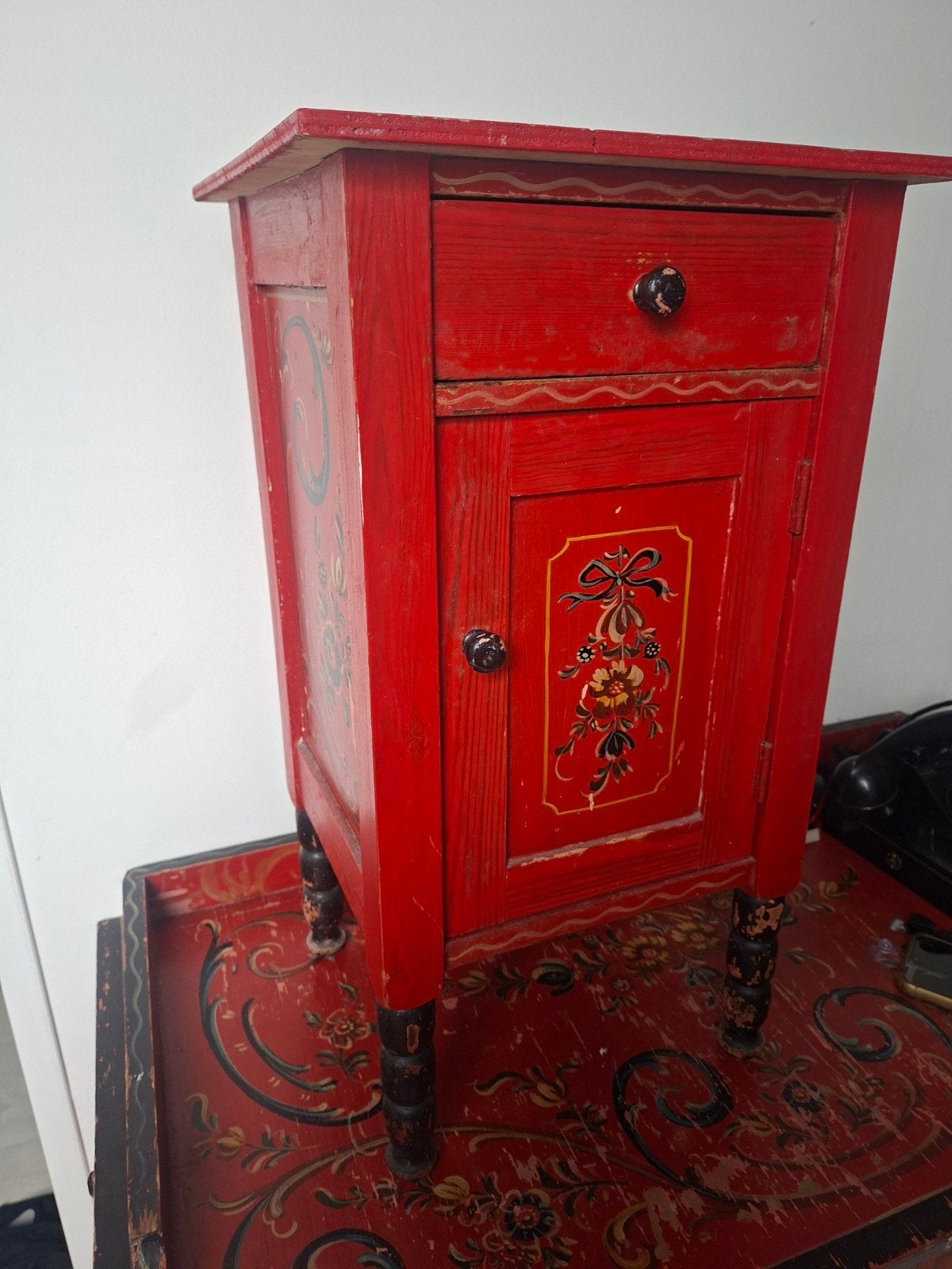 Hindeloopen Antiek rood nachtkastje met handgeschilderde det, Ophalen