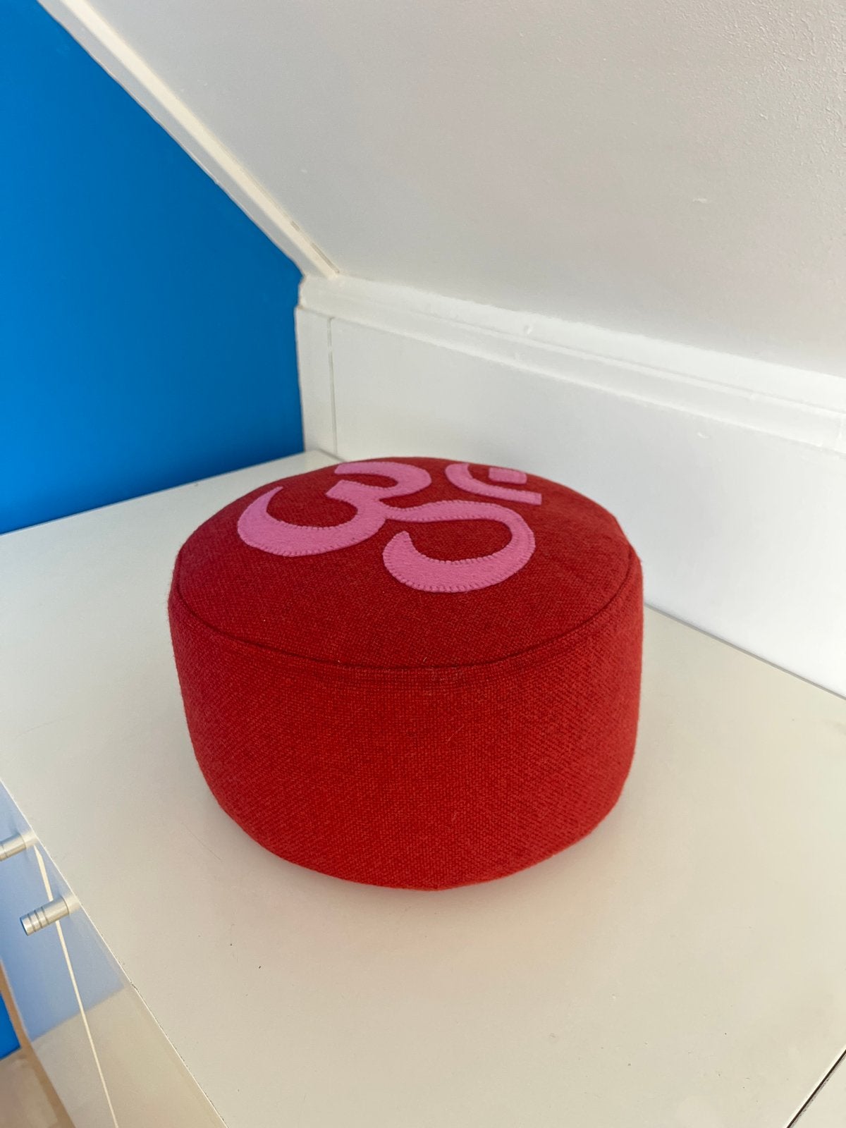 Meditatiekussen rood met Ohm-teken, Gebruikt, Rond, Ophalen of Verzenden, Rood