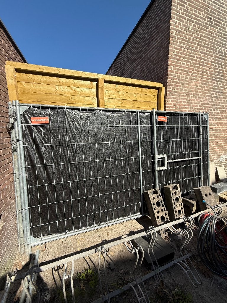 Gebruikte bouwhekken met voeten en schoren, Tuin en Terras, Ophalen, Met poort, Gebruikt, Enkelstaafmat hekwerk