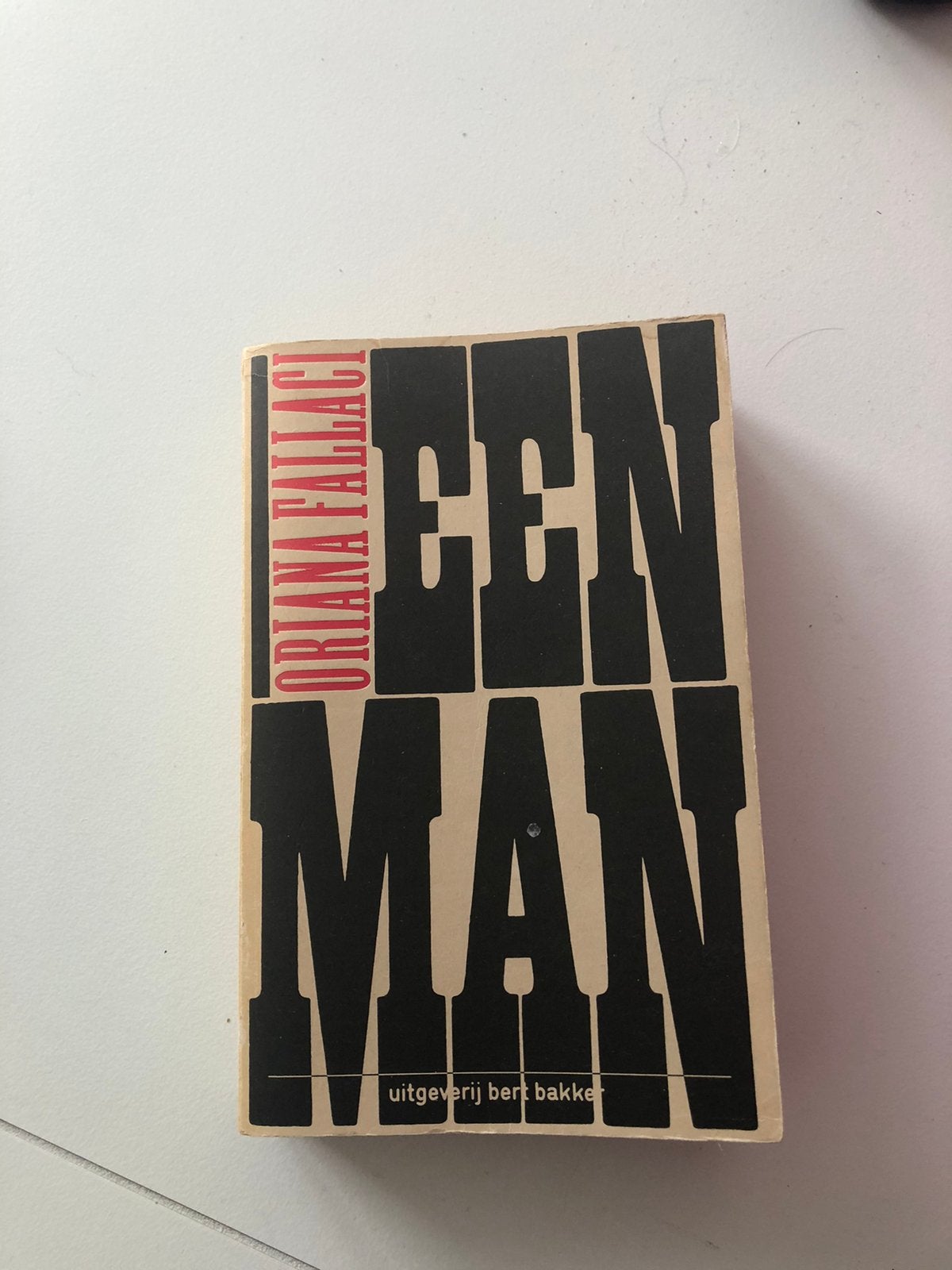 Een man. Oriana Fallaci, Ophalen of Verzenden, Gelezen, Europa overig