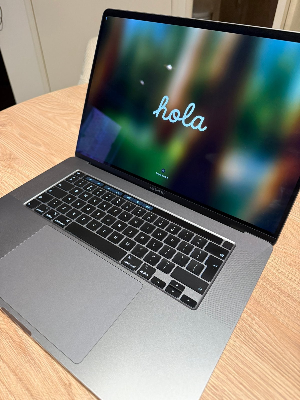 Foto 2 van Macbook Pro 16 Inch 2.6GHZ i7 512GB 16GB RAM Zilver (2019)