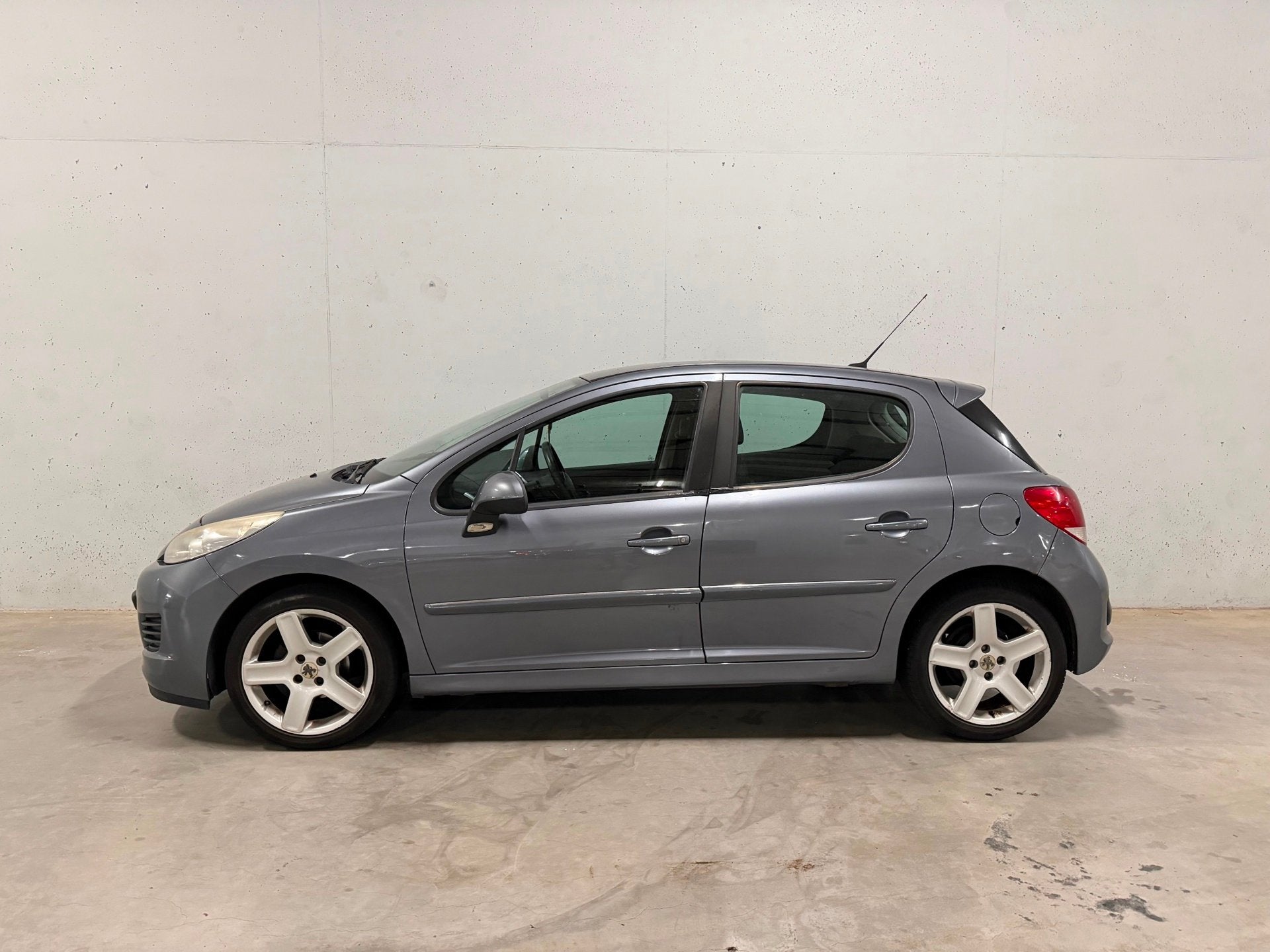 Peugeot 207 1.6 HDiF Blue Lease 5drs. Airco APK t/m 2027, Voorwielaandrijving, Euro 5, Stof, Gebruikt