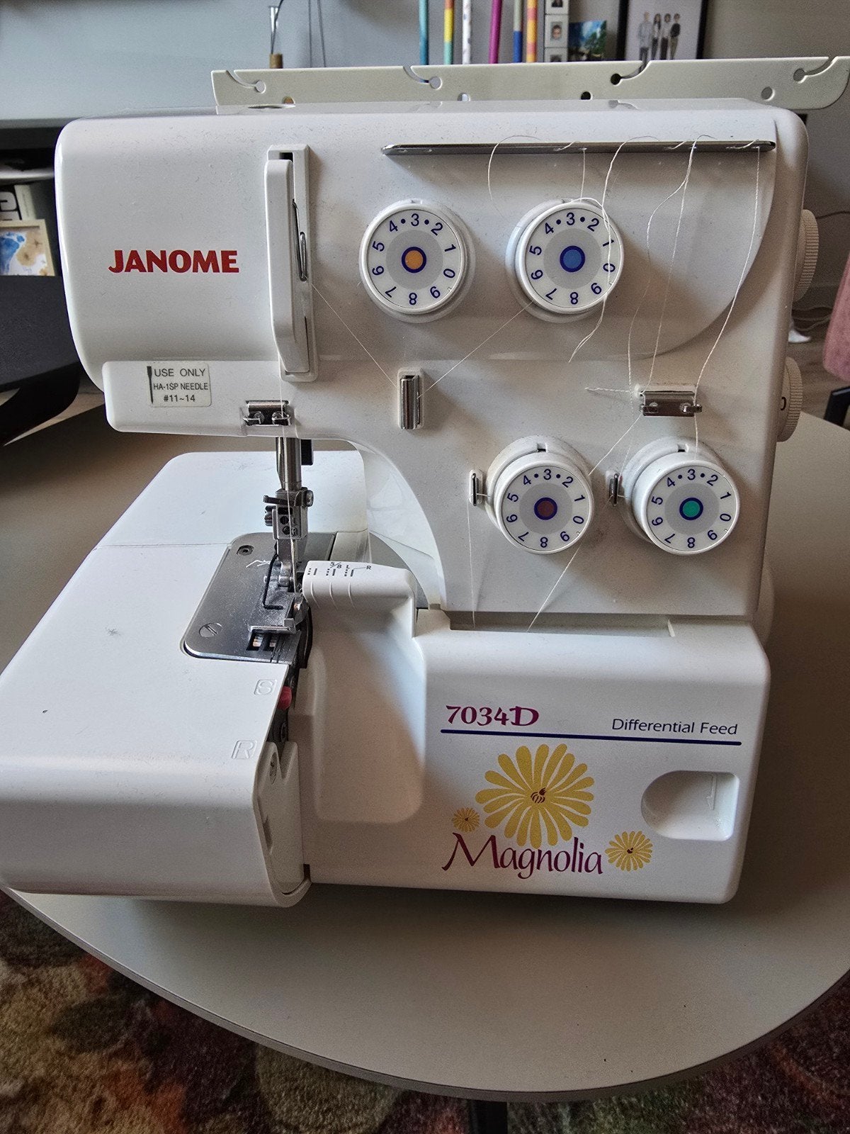 Janome 7034D Magnolia Lockmachine, Hobby en Vrije tijd, Naaimachines en Toebehoren, Ophalen of Verzenden, Gebruikt, Lockmachine