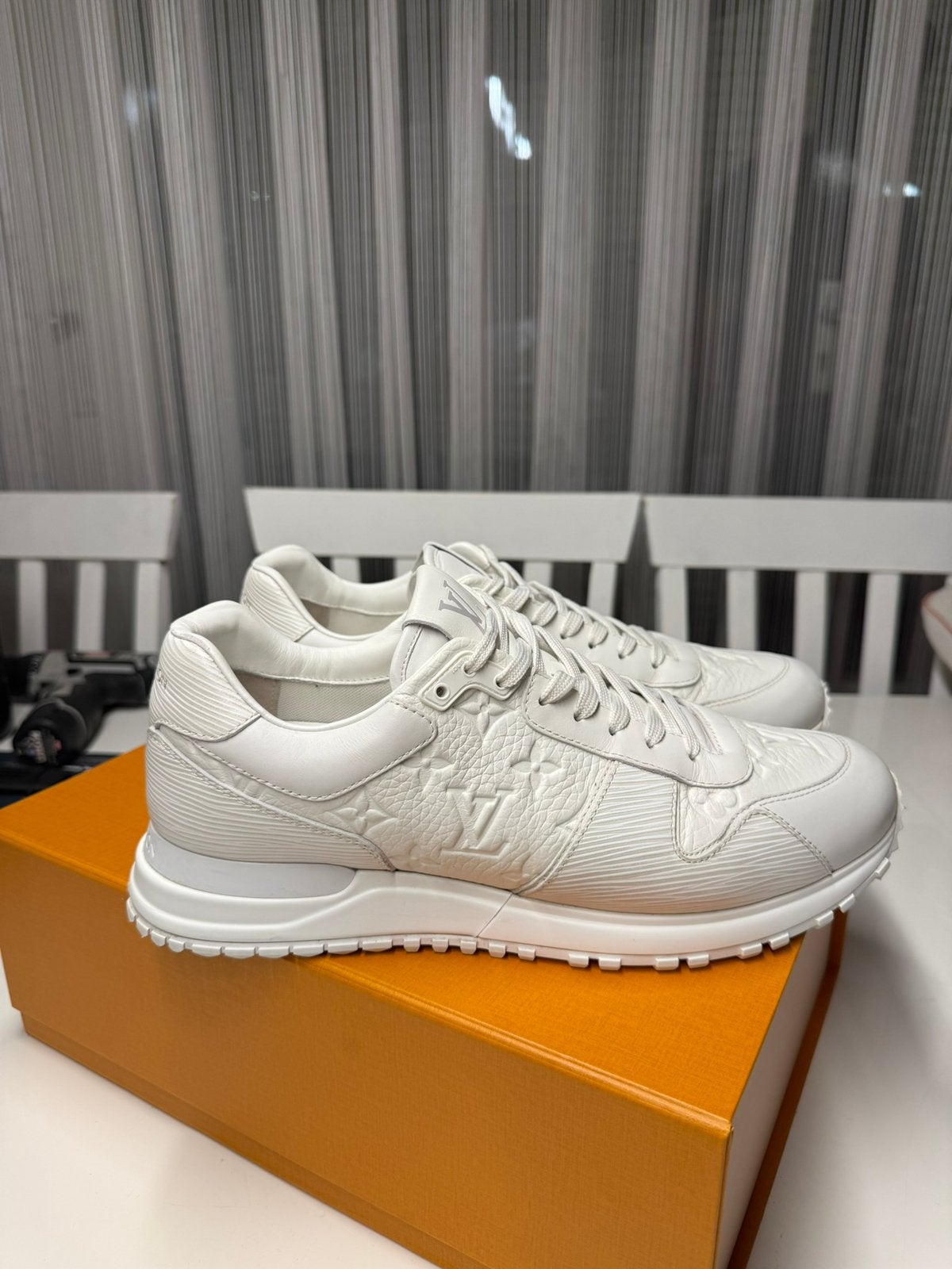 Louis Vuitton Sneakers Run Away, Ophalen, Wit, Sneakers of Gympen, Zo goed als nieuw