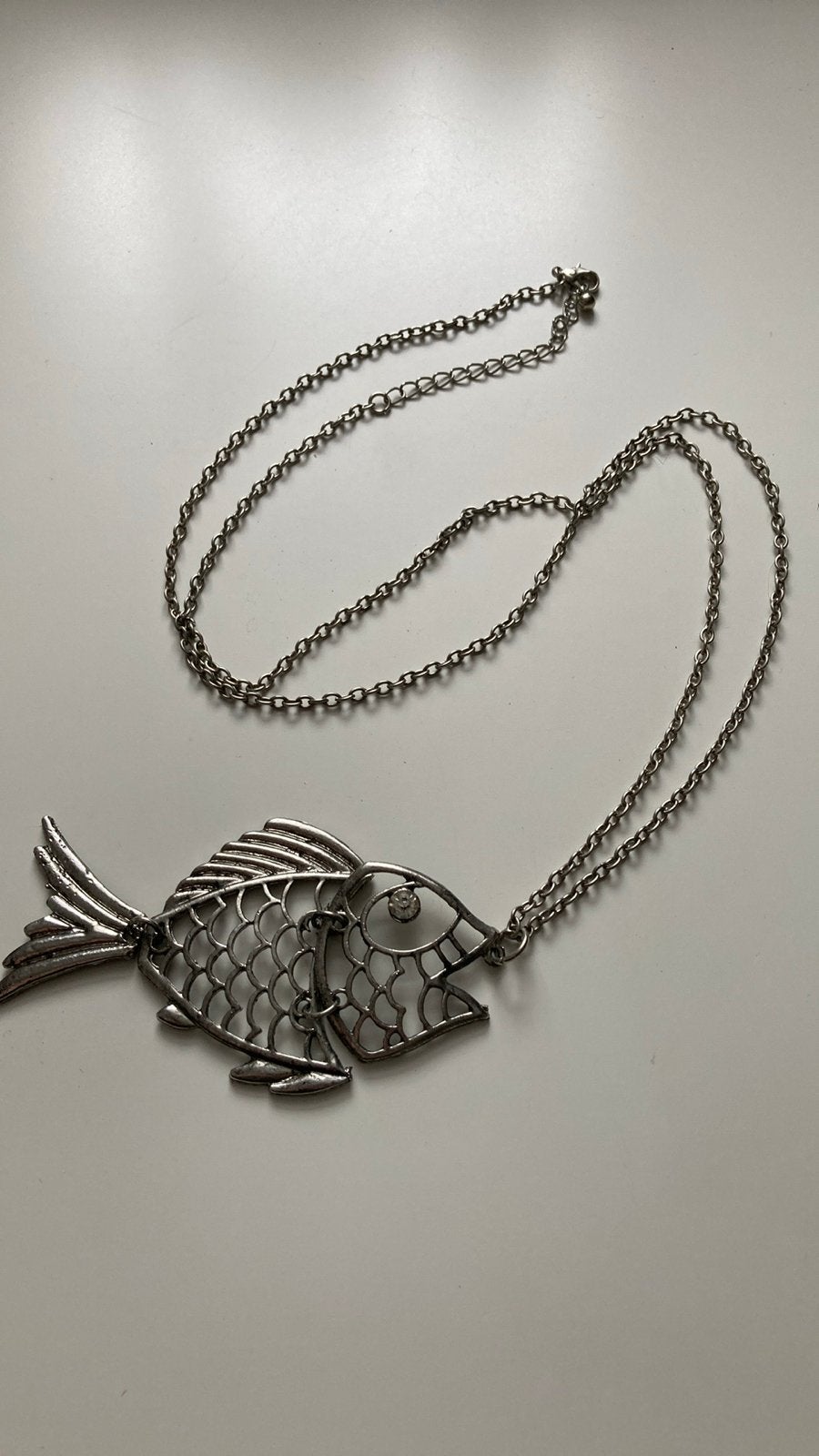 Zilverkleurige ketting met vis hanger - Uniek vintage, Ophalen of Verzenden, Zo goed als nieuw, Zilver, Overige materialen