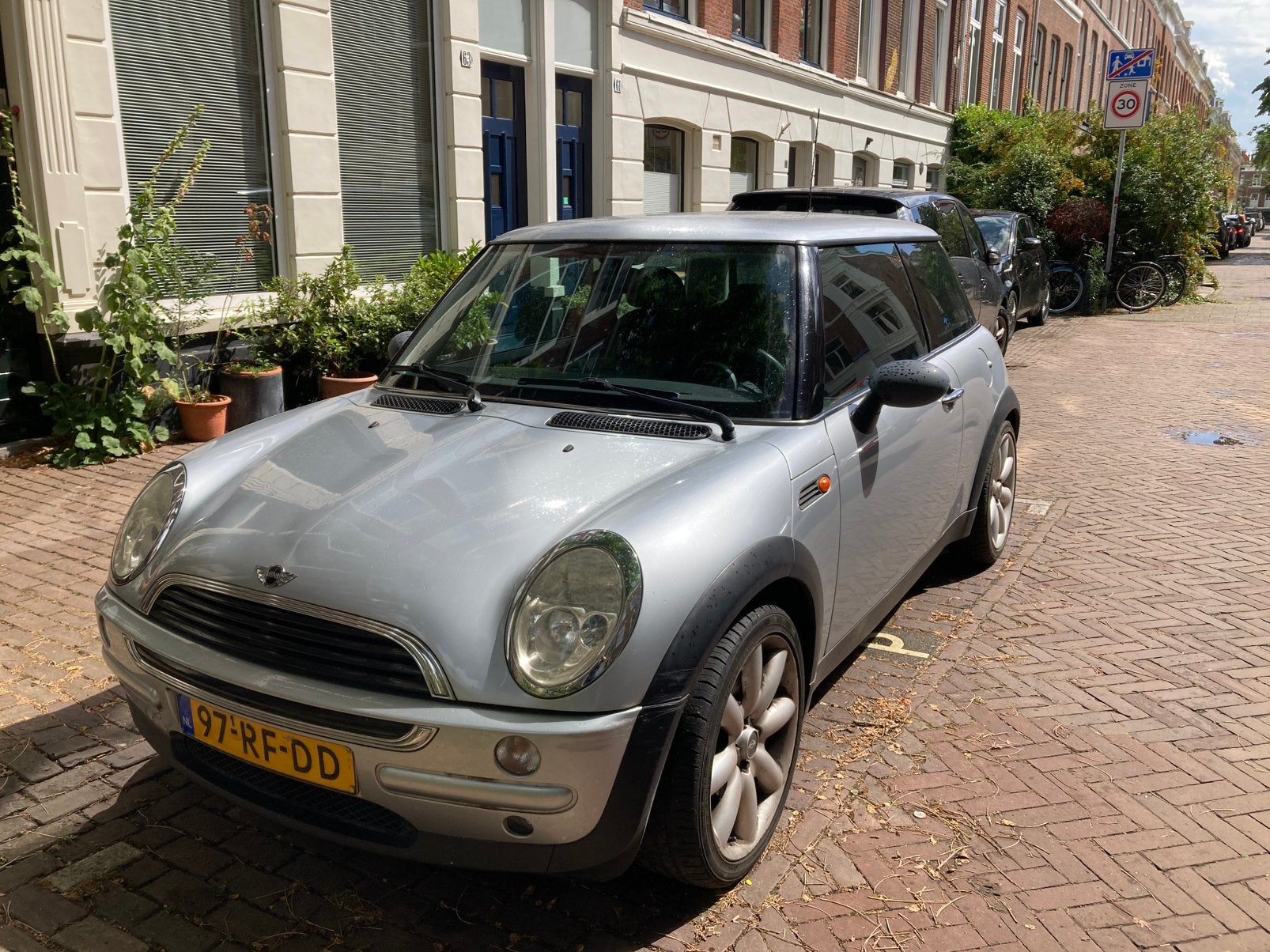Mini 1.6 16V ONE 2004 Grijs- APK tot juli 2027!, Voorwielaandrijving, 15 km/l, 4 cilinders, 4 stoelen