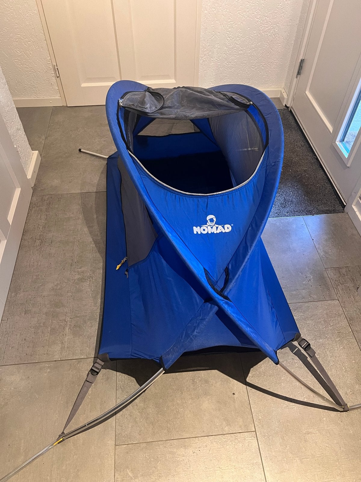 Compact Nomad Slaaptentje campingbedje (zonder matras), Ophalen, Gebruikt, Reisbedje