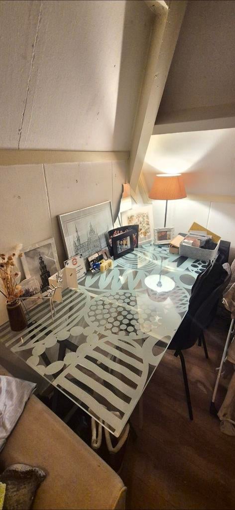 Modern IKEA GLASHOLM Bureau – Glasplaat met grafisch patroon, Ophalen, Zo goed als nieuw, IKEA, Glas