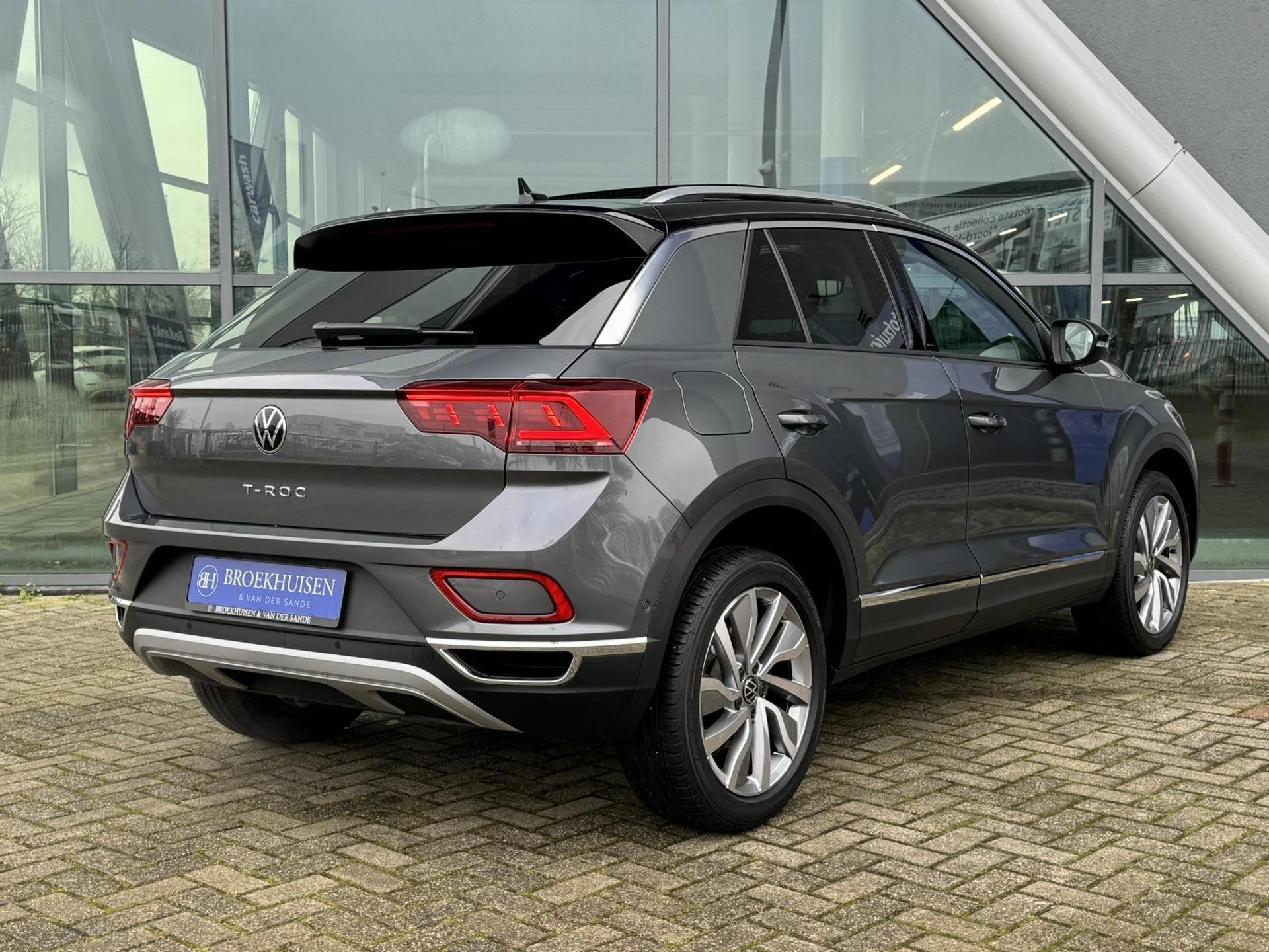 Volkswagen T-Roc 1.5 TSI 150pk Automaat / Panoramadak / Lede, Dealer onderhouden, 1258 kg, Zwart, 4 cilinders