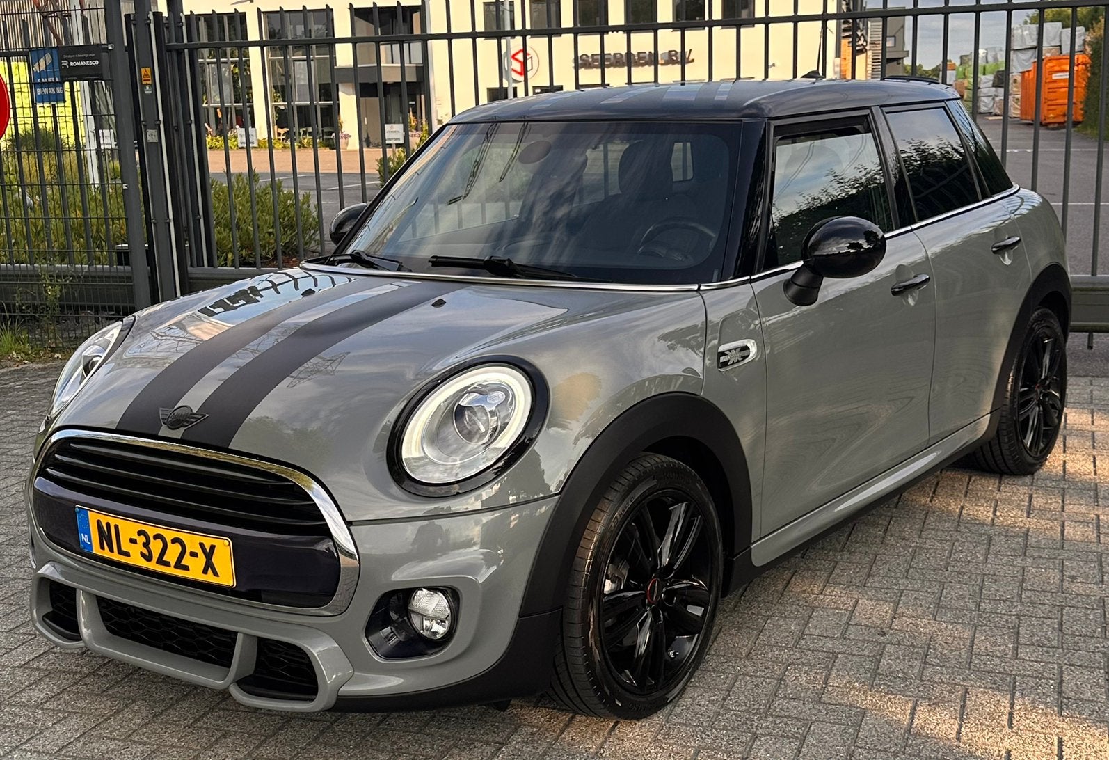 MINI COOPER 1.5 JWC/KINGSCROSS/BOMVOL OPTIES, 136 pk, Zwart, 4 cilinders, Leder en Stof