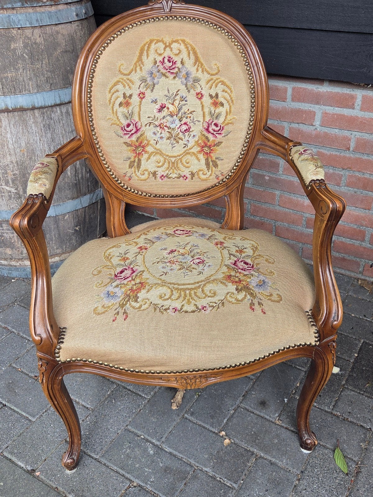 Antieke Fauteuil met Geborduurd Bloemenpatroon, Ophalen