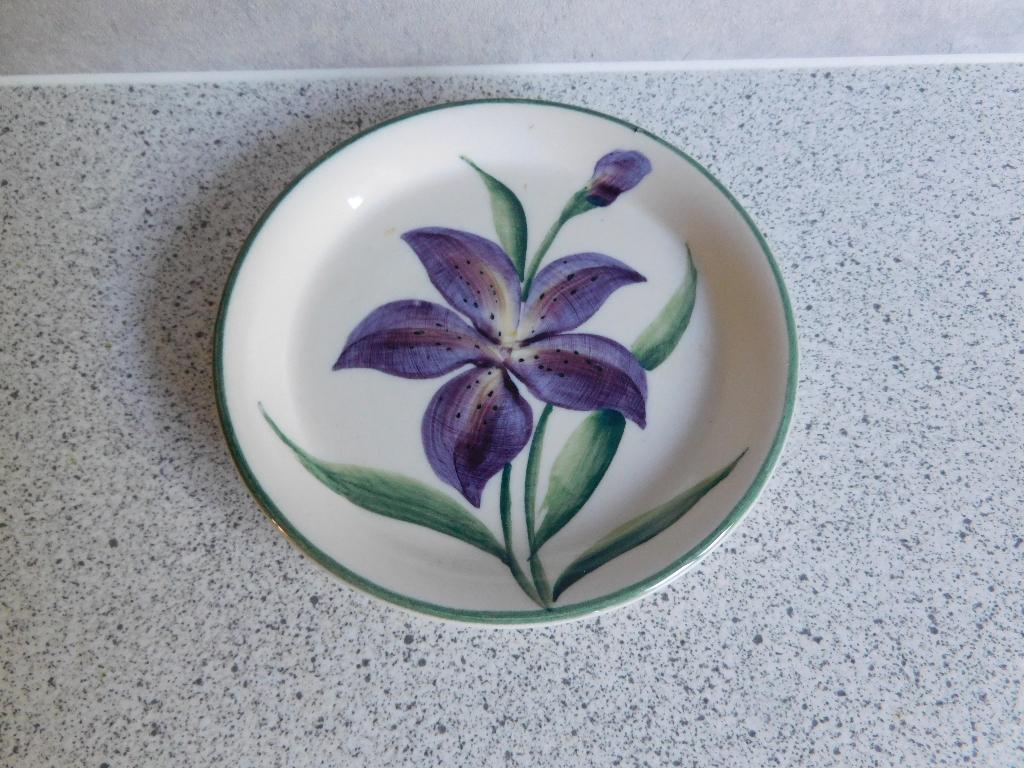 Bord 11 cm. Lelie Vic's Handpainted, Huis en Inrichting, Keuken | Servies, Ophalen of Verzenden, Zo goed als nieuw, Bord(en), Overige stijlen