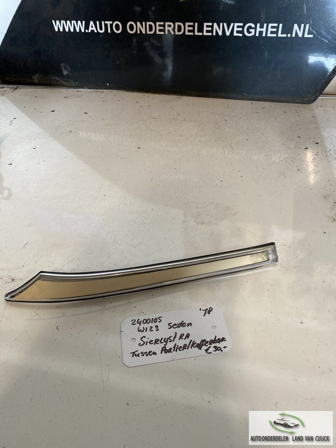 Mercedes W123 2.5 B 1978 2400105  Sierlijst
