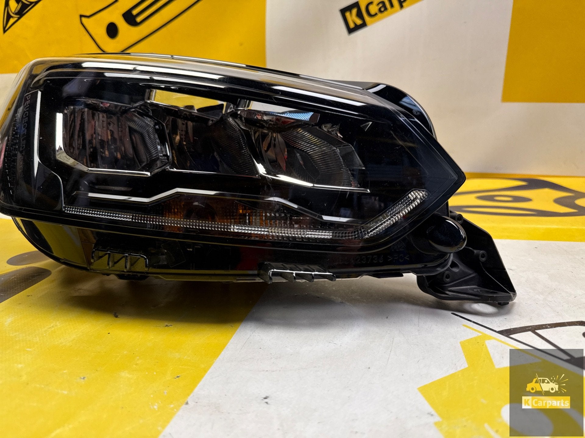 Koplamp PEUGEOT Rechts 208 FACELIFT II 2 2008 II 2 LED 19-20, Taurusavenue 1
2132 LS  Hoofddorp, NL, Gebruikt, Contact.group@renault.com