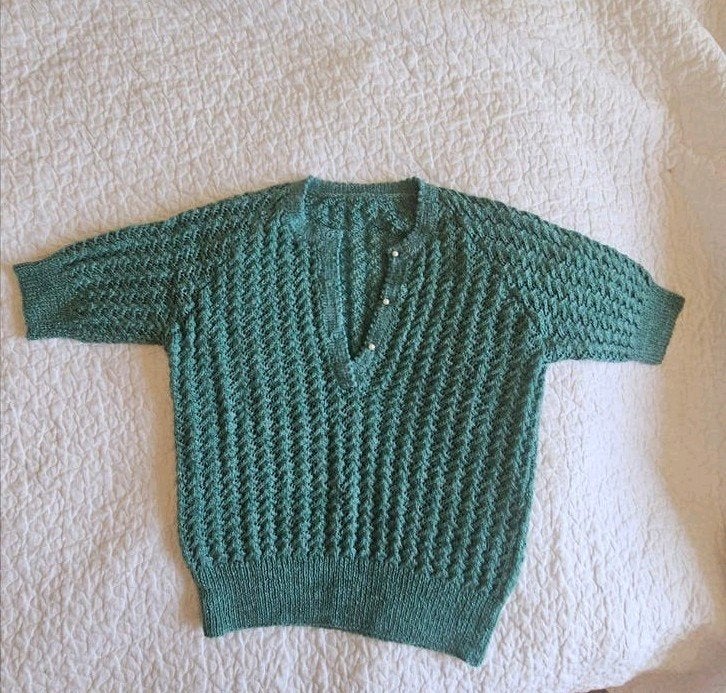 Groene gebreid truitje met korte mouwen en parelknopen, Maat 42/44 (L), Ophalen of Verzenden, Korte mouw, Groen