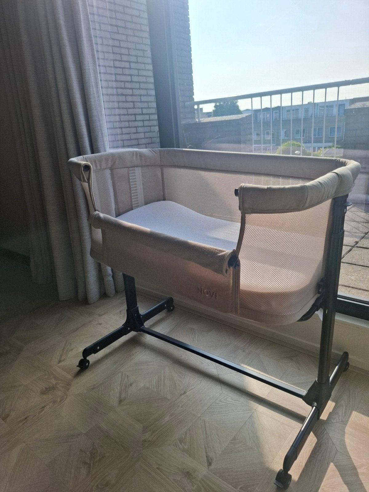 Novi Baby Amy Air+ Co-Sleeper - Taupe, Kinderen en Baby's, Babywiegjes en Ledikanten, Ophalen, Zo goed als nieuw, Wieg