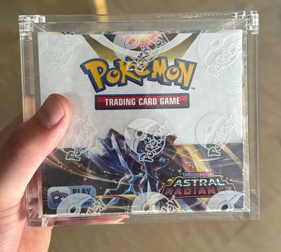 Pokemon astral radience boosterbox inclusief acryl case, Ophalen of Verzenden, Zo goed als nieuw, Boosterbox
