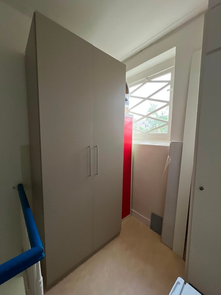 Modern 2-Door Wardrobe – Excellent Condition, Ophalen, 100 tot 150 cm, 200 cm of meer, Zo goed als nieuw