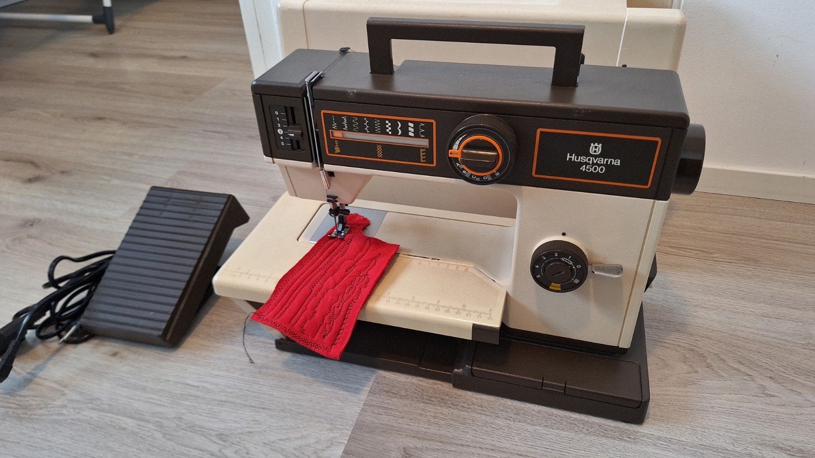 Husqvarna 4500 Naaimachine - Vintage en Functioneel, Ophalen of Verzenden, Gebruikt, Naaimachine, Husqvarna