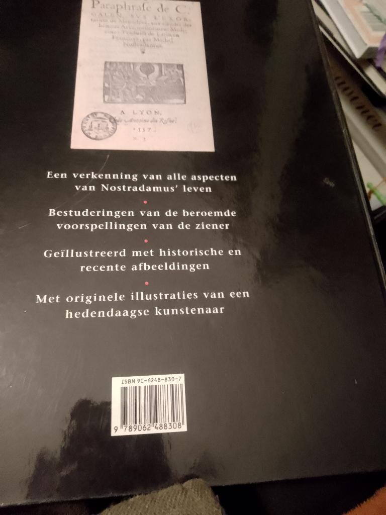 boek  over nostradamus zijn leven en voorspellingen, Ophalen of Verzenden, Spiritualiteit algemeen, Achtergrond en Informatie