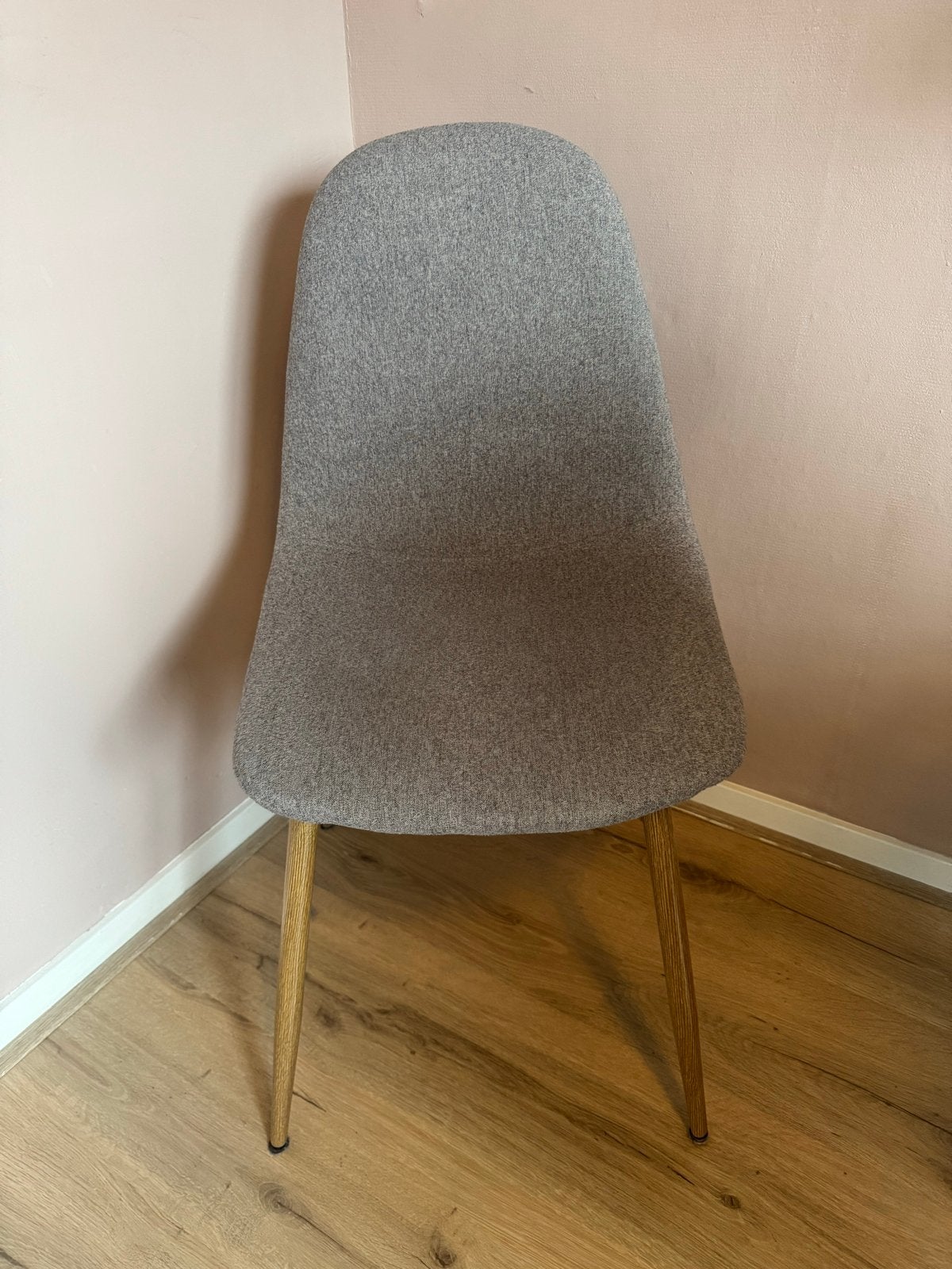 Grijze stoel met houten poten, Ophalen, Zo goed als nieuw, Hout, Eén