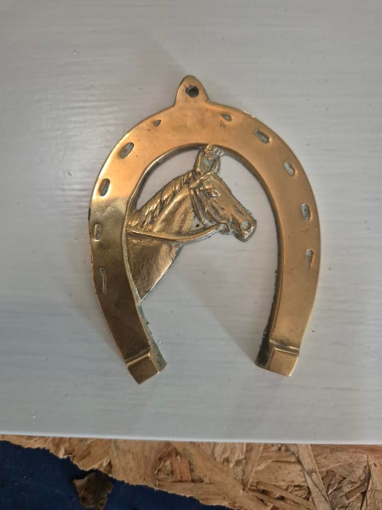 Geel koperen hoefijzer met paard, Ophalen