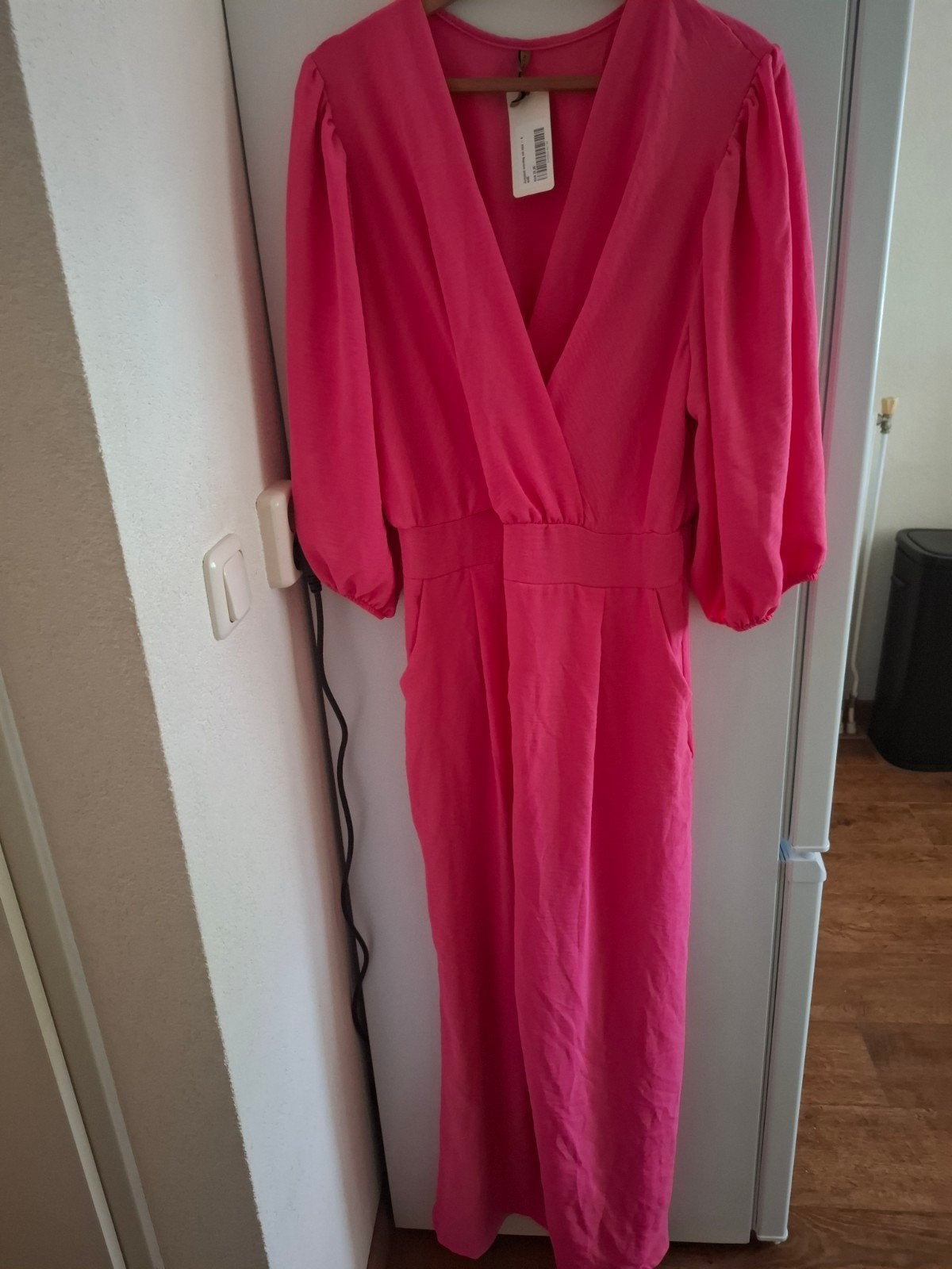 Roze jumpsuit met overslag en lange mouwen, Ophalen, Maat 46/48 (XL) of groter, Nieuw, Onbekend