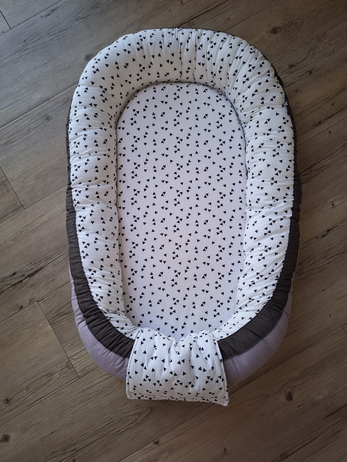 Babynestje met driehoekjespatroon, Ophalen of Verzenden, Zo goed als nieuw, Overige typen