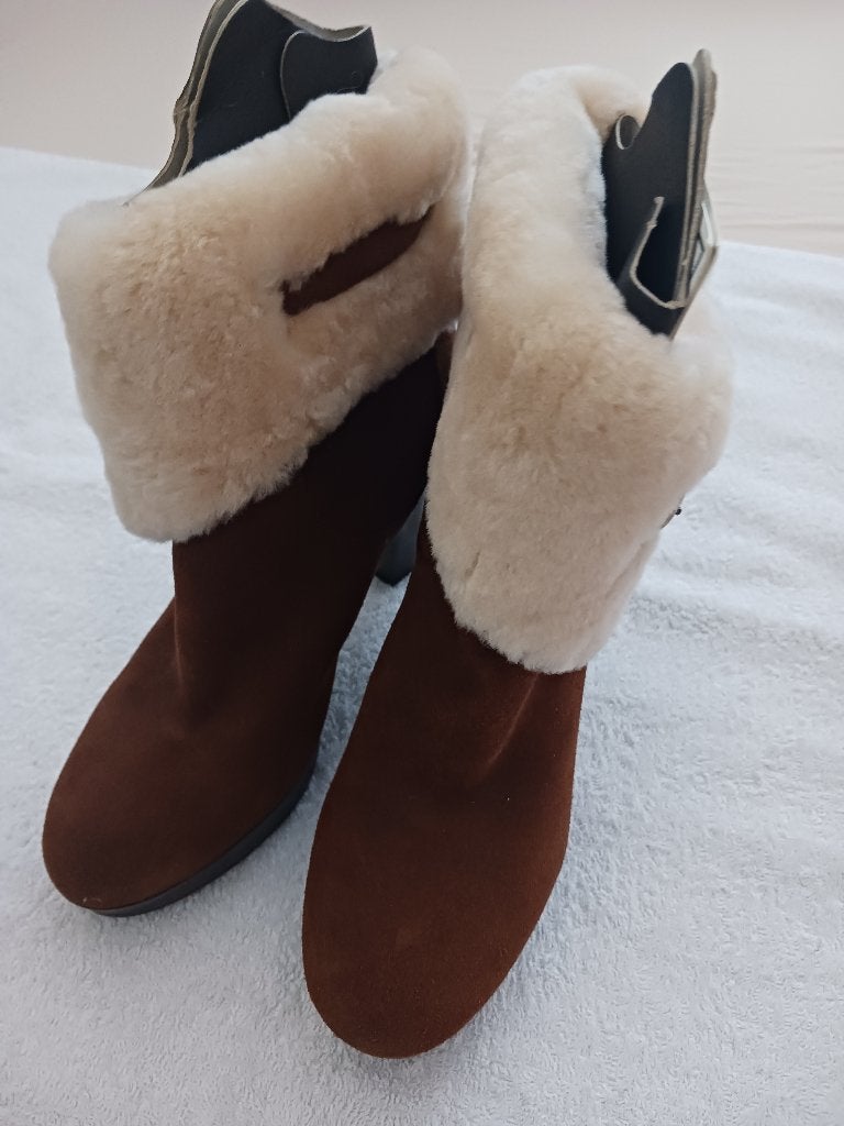 Uggs - Bruine enkellaarsjes met hak en bontvoering.  Maat 39, Bruin, Verzenden, Lage of Enkellaarzen, Nieuw