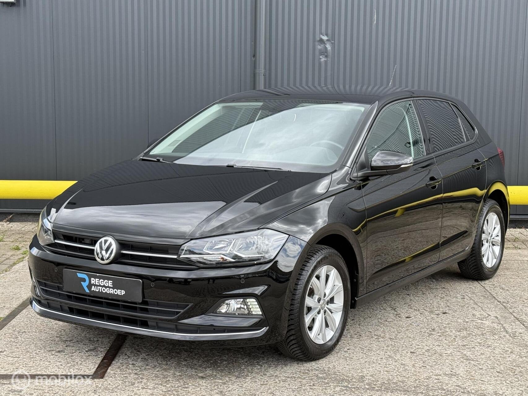 Volkswagen Polo 1.0 TSI Highline NAVI|PDC|STOELVERWARMING, Voorwielaandrijving, Gebruikt, 95 pk, Zwart