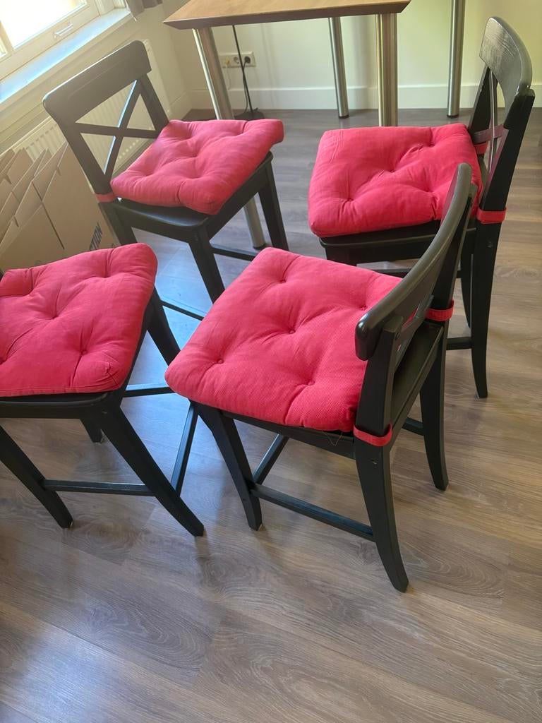 Ikea Ingolf stoelen met rode kussentjes, Zwart, Ophalen of Verzenden, Zo goed als nieuw, Vier