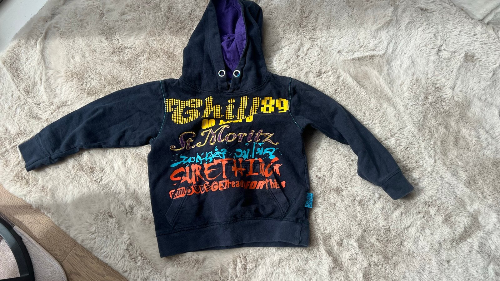 Donkerblauwe hoodie met opdruk - Maat 110, Ophalen of Verzenden, Gebruikt, Jongen of Meisje, Trui of Vest