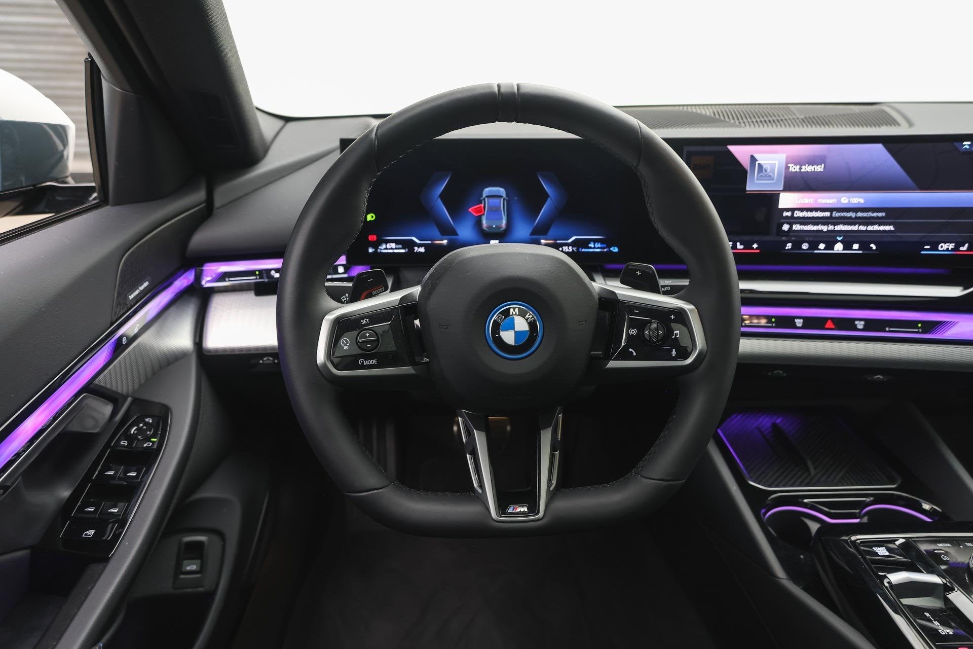 BMW 5 Serie 550e xDrive M Sport Automaat / Panoramadak / Ach, Dealer onderhouden, Gebruikt, Bedrijf, 489 pk