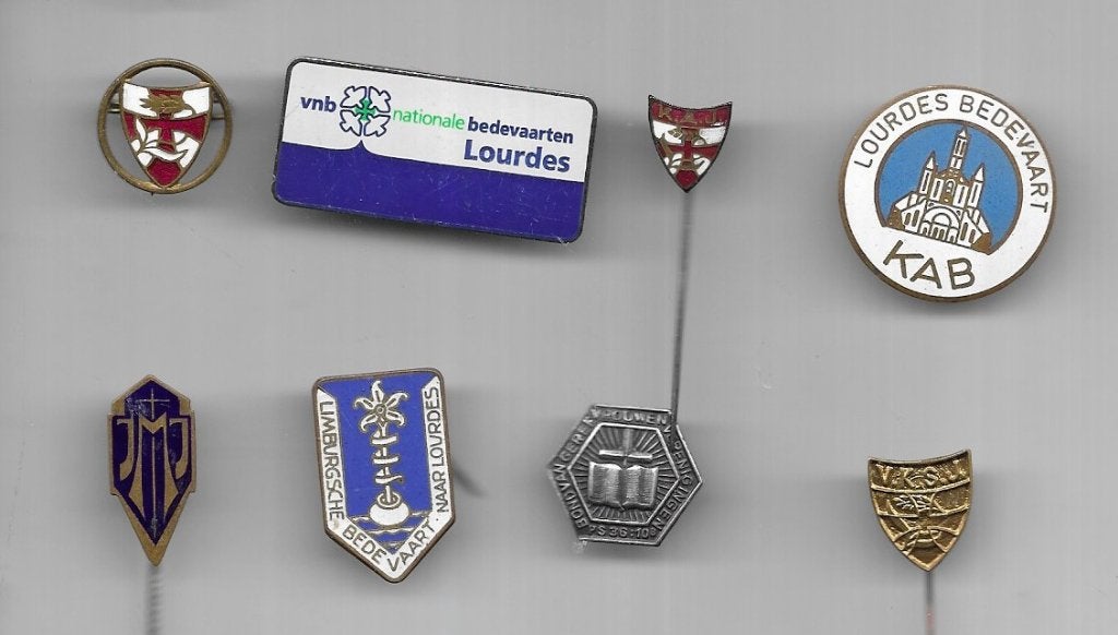 8 X RELIGIE GODSDIENST VERSCHILLENDE SPELDEN, Ophalen of Verzenden, Gebruikt, Overige onderwerpen, Speldje of Pin