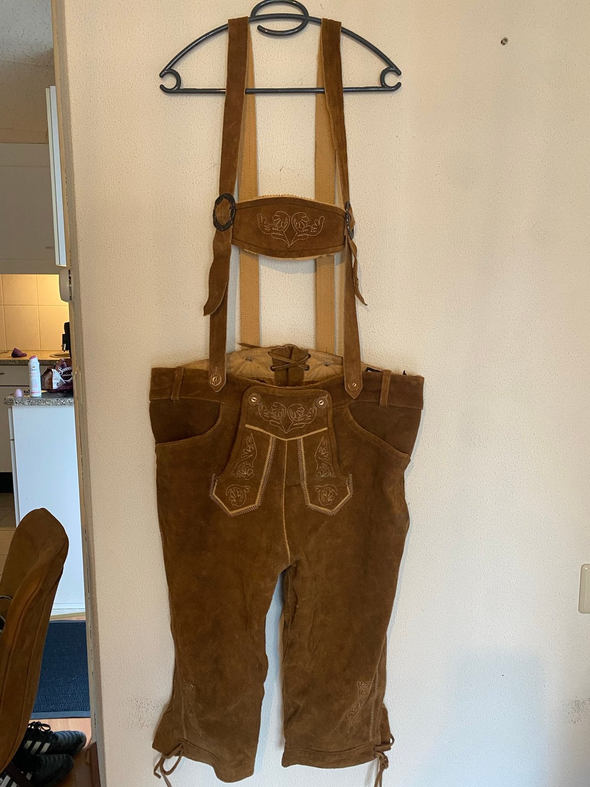 Traditionele Lederhose met Bretels - Oktoberfest Stijl, Ophalen of Verzenden, Gedragen, Maat 52/54 (L), Bruin