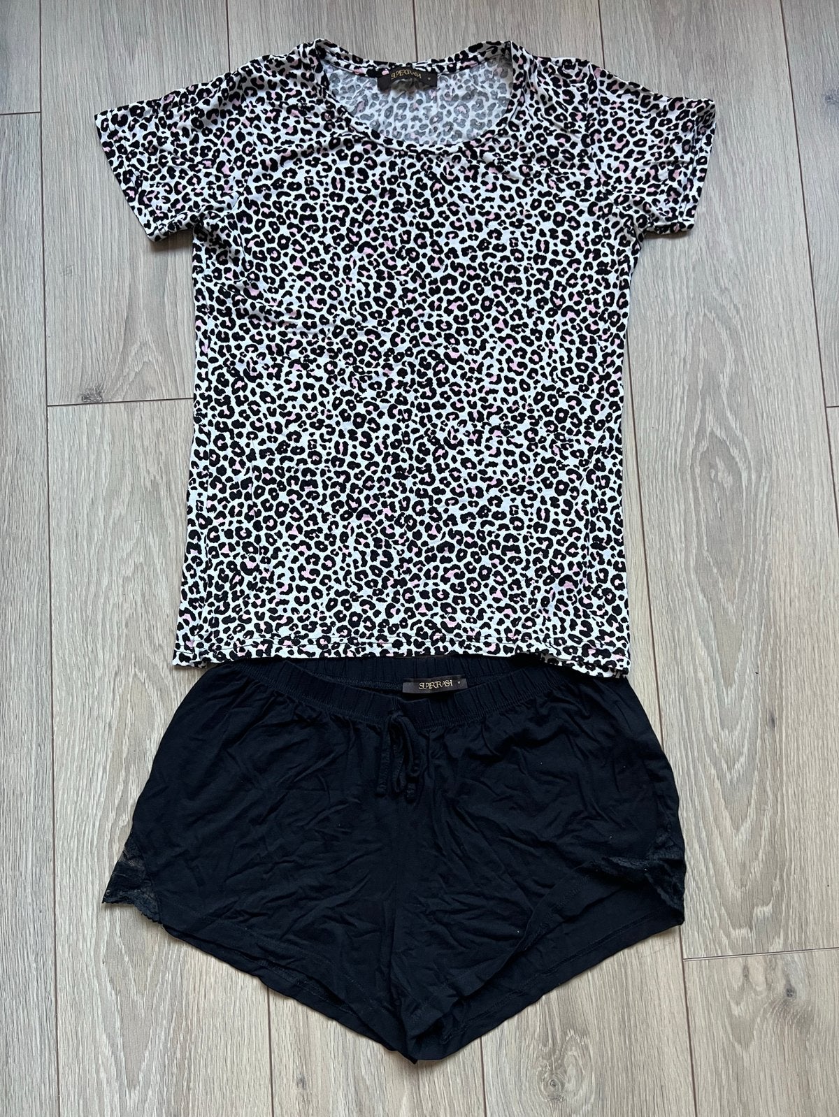 Pyjama pantershirt met zwart broekje - Supertrash - maat M, Ophalen of Verzenden, Gedragen, Maat 38/40 (M)