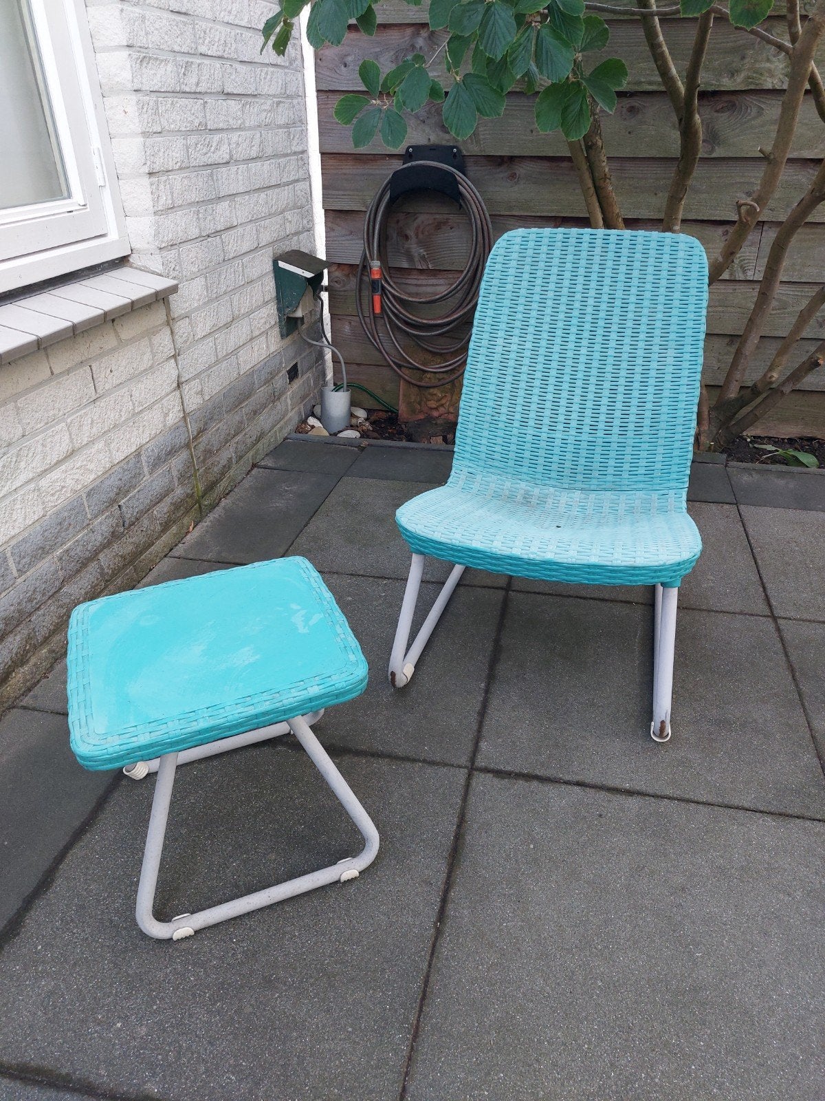 Turquoise tuinstoel met krukje - Keter Rio Wicker en metaal, Tuin en Terras, Ophalen, Gebruikt, Wicker