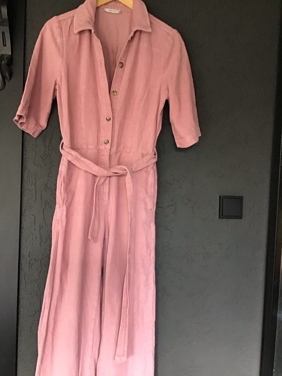 Roze ribfluwelen jumpsuit met ceintuur, Kleding | Dames, Jumpsuits, Ophalen of Verzenden, Gedragen, Maat 36 (S), Roze