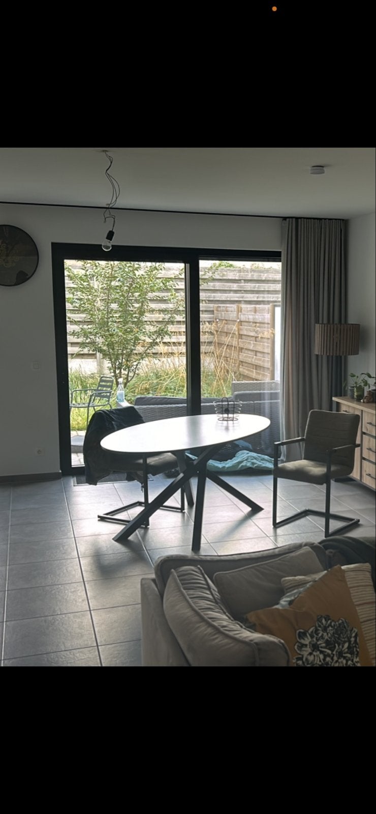 Stijlvolle ovale eettafel met marmerlook blad, Kunststof, 100 tot 150 cm, Zo goed als nieuw, Vier personen