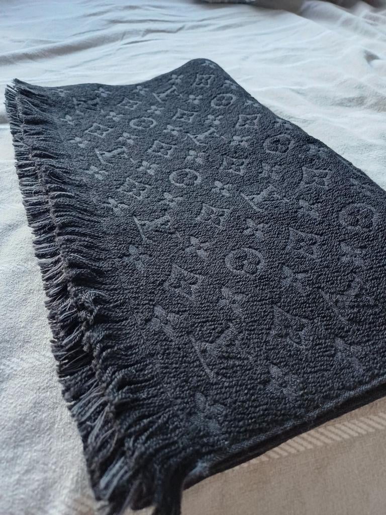 Louis Vuitton Monogram Classic Sjaal – Zwart, Ophalen of Verzenden, Zo goed als nieuw, Sjaal
