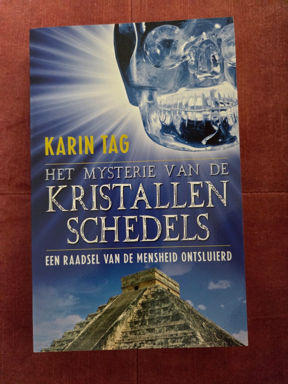 Karin Tag - Het Mysterie van de Kristallen Schedels, Boeken, Ophalen of Verzenden, Gelezen, Karin Tag, Nederland