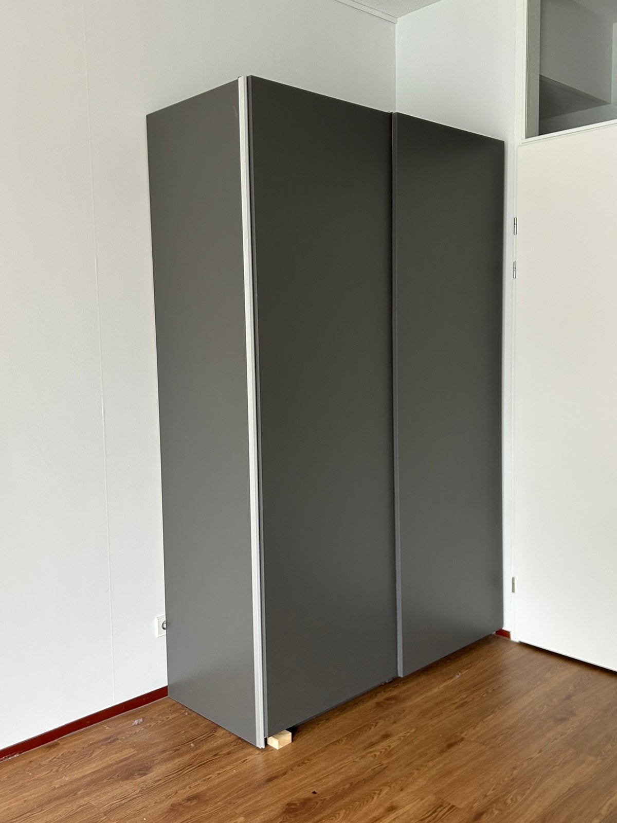 Kledingkast donkergrijs, Huis en Inrichting, Kasten | Roldeurkasten en Archiefkasten, Ophalen, Overige materialen, 100 tot 150 cm