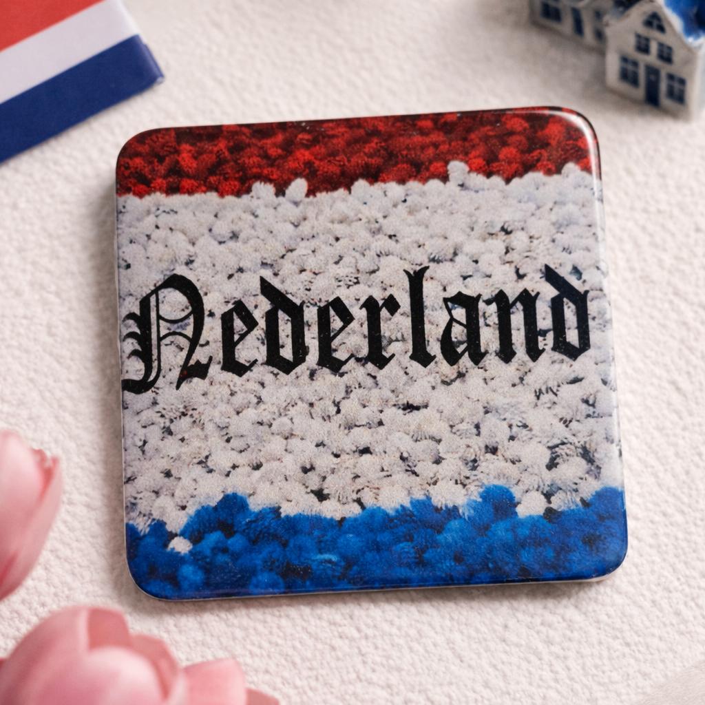WW2 NL Vlag Dennenappel Dodenherdenking Den Haag, Verzenden, Overige soorten, Nederland, Embleem of Badge