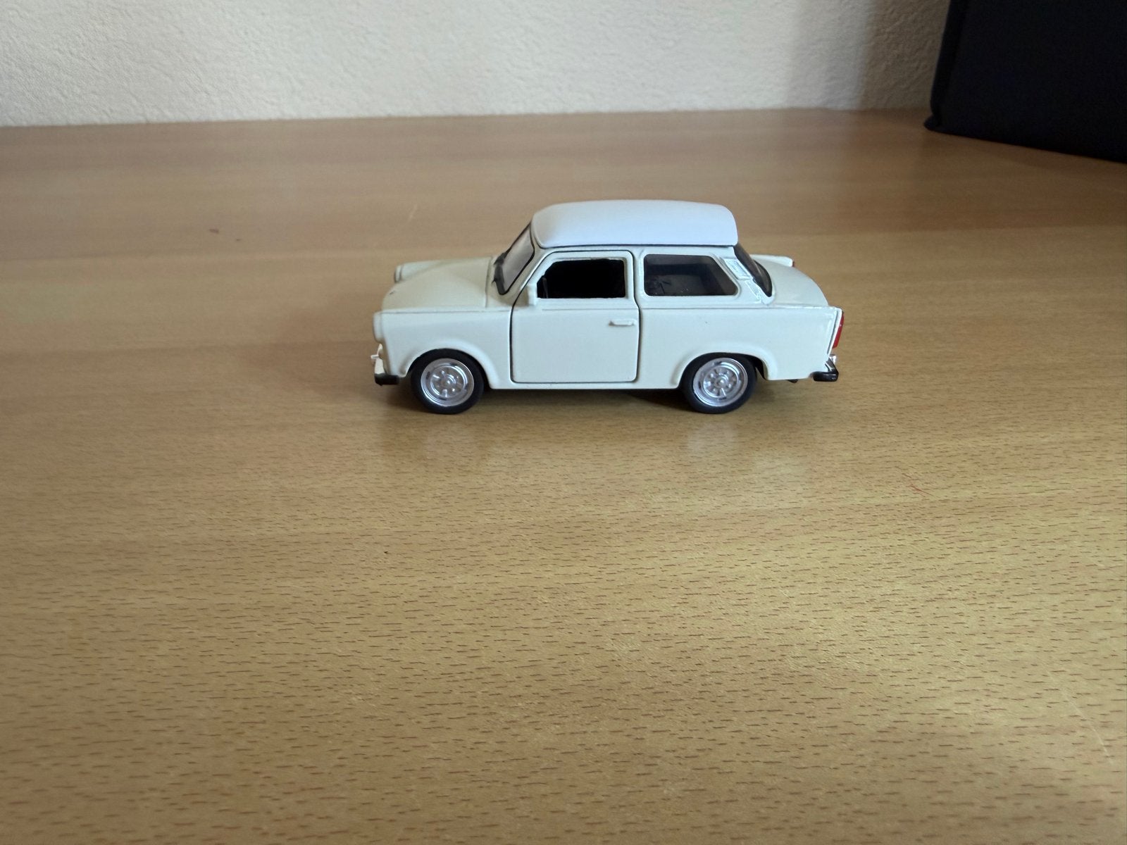 Welly Trabant 601 Modelauto - Beige/Wit (Schaal 1:34-1:39), Ophalen of Verzenden, Zo goed als nieuw, Auto