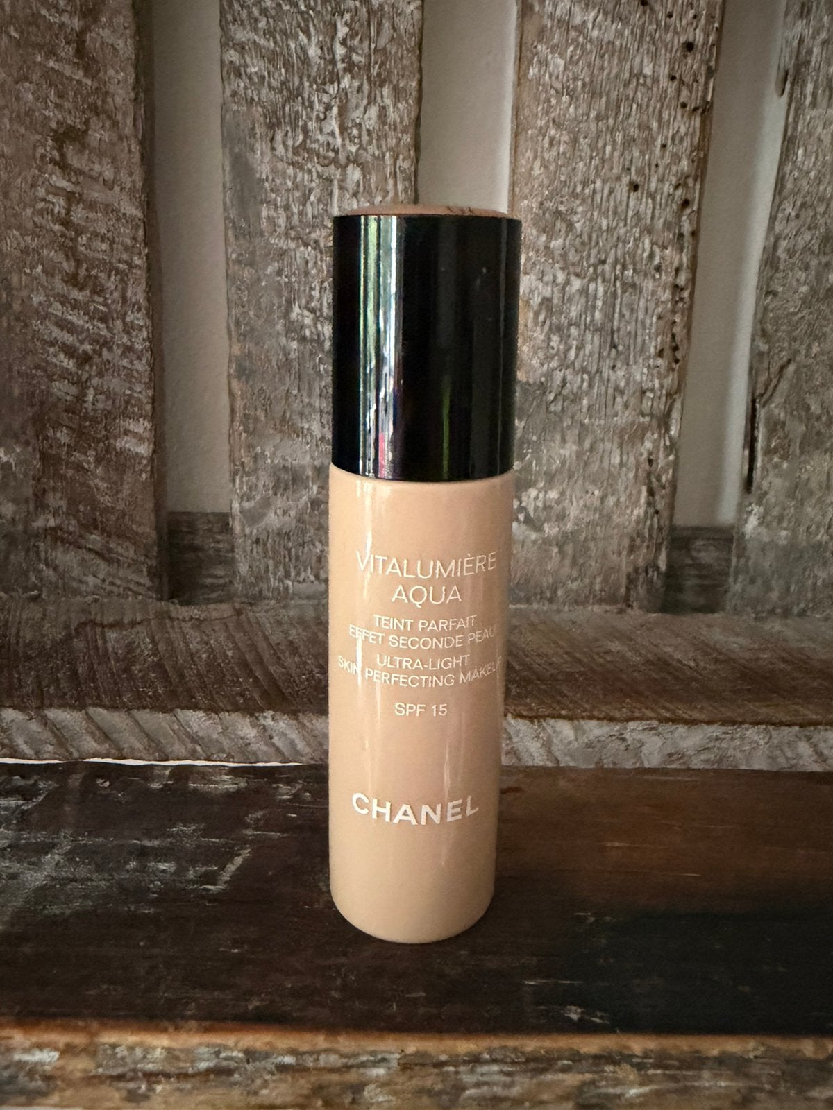 Chanel Vitalumiere Aqua Foundation 70 Beige, Ophalen of Verzenden, Zo goed als nieuw, Beige, Gehele gezicht