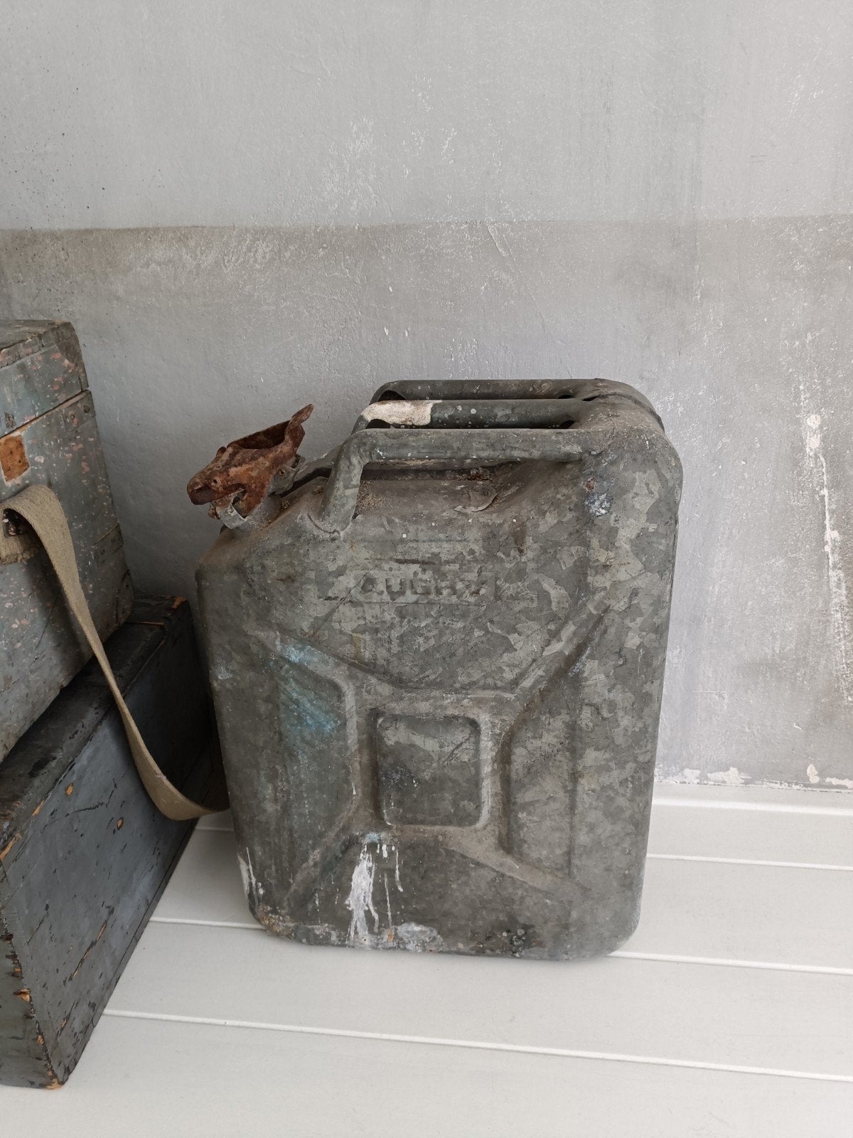 oude industriële jerrycan (hemelswit met brocante), Ophalen of Verzenden, Landmacht, Nederland