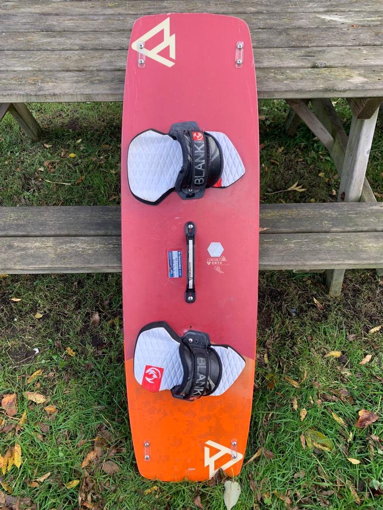 Board Brunotti Onyx 132CM- kitesurfset te koop, Watersport en Boten, Kitesurfen, Twintip, Ophalen of Verzenden, Gebruikt, Kiteboard