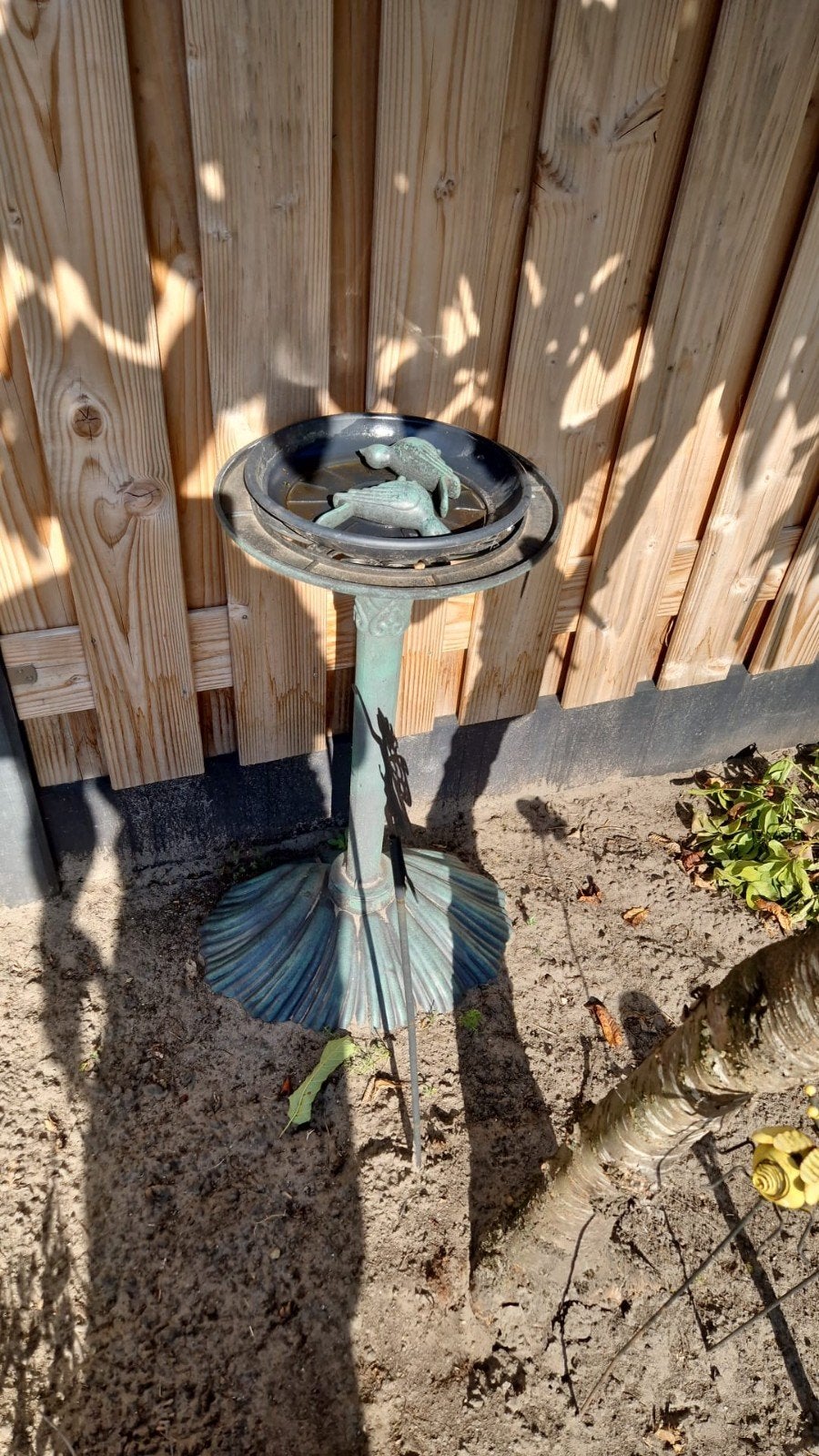 Decoratieve vogelbadje met vogels, Ophalen of Verzenden, Gebruikt, Metaal, Overige typen