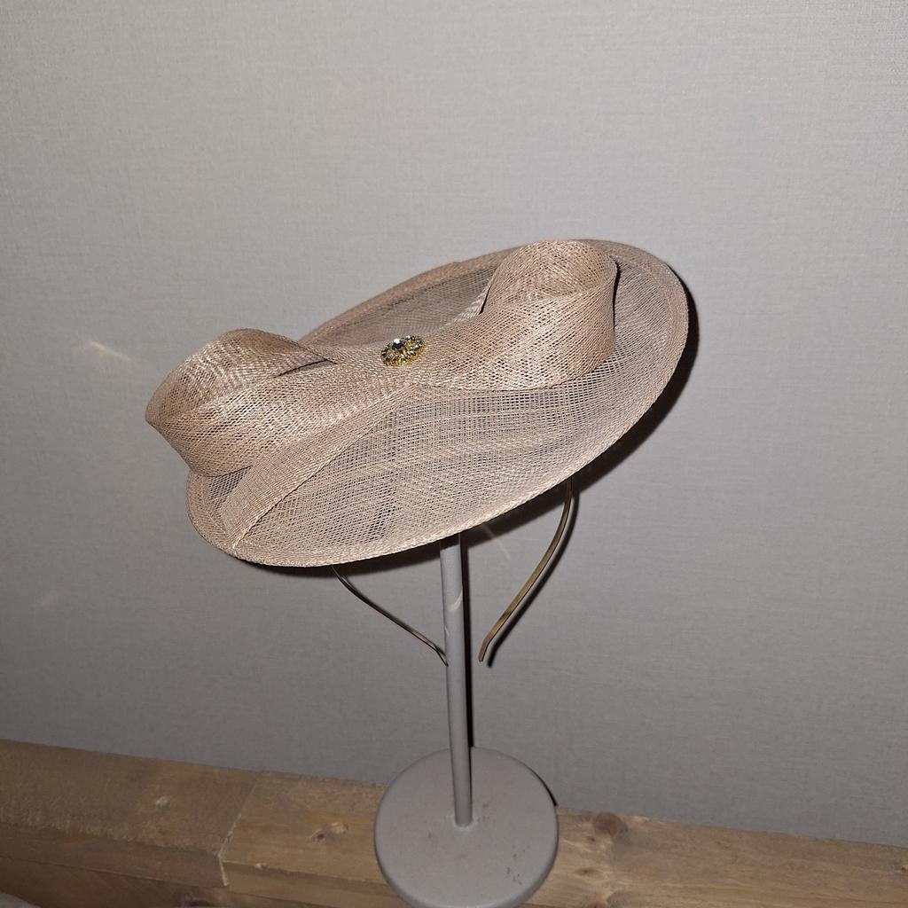 Taupe beige fascinator, Kleding | Dames, Hoeden en Petten, Ophalen of Verzenden, Zo goed als nieuw, One size fits all